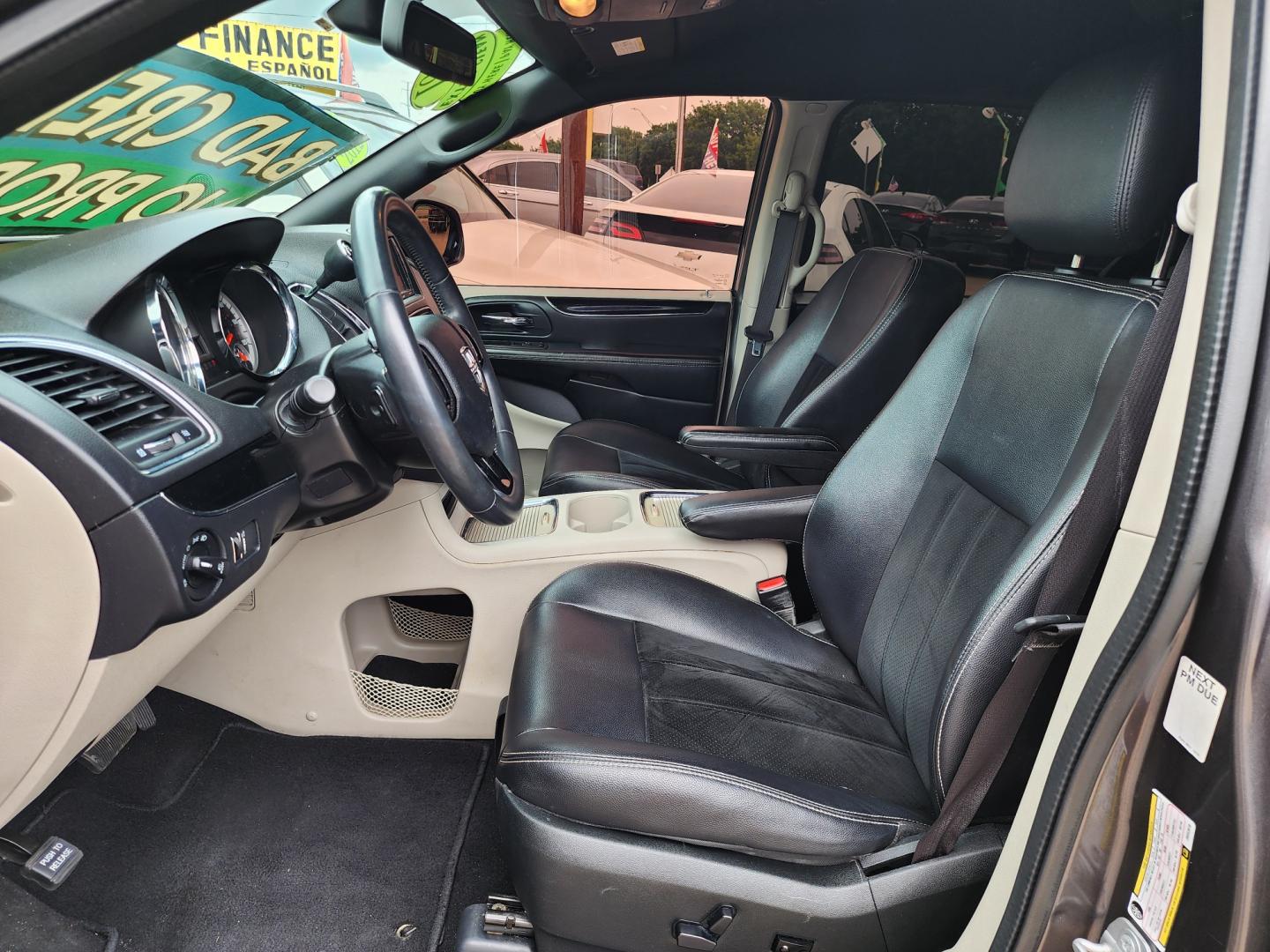 2018 GRAY Dodge Grand Caravan SXT (2C4RDGCG2JR) , AUTO transmission, located at 2660 S.Garland Avenue, Garland, TX, 75041, (469) 298-3118, 32.885387, -96.656776 - Photo#11